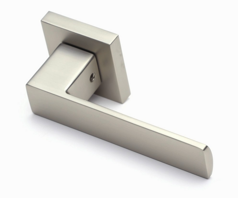 Межкомнатные ручки в зависимости от их качества обрабатываются разными способами. Бюджетные серии ручек для межкомнатных дверей обрабатываются напылением для того, что бы задать необходимый цвет и оттенок. В процессе эксплуатации финишное покрытие стирается и внешний вид дверной фурнитуры теряет привлекательный вид. Защет широкого применения дверных ручек, при покупке необходимо хорошо изучить вопрос их качества. Ручки в которых финишное покрытие нанесено  с использованием новейшей PVD-технологии прослужат максимально долго. PVD-технология позволяет обрабатывать поверхность дверной ручки не повреждая ее внутрении состав (ручка не теряет свойства упругасти и эластичности). Для более сильной фиксации нужного оттенка на поверхности дверной ручки используют цирконий и титан. Максимально качественно удается изготовить ручку с финишным покрытием хром, за счет гальванической обработки поверхности изделия не меняет цвет и оттенок в процессе эксплуатации.