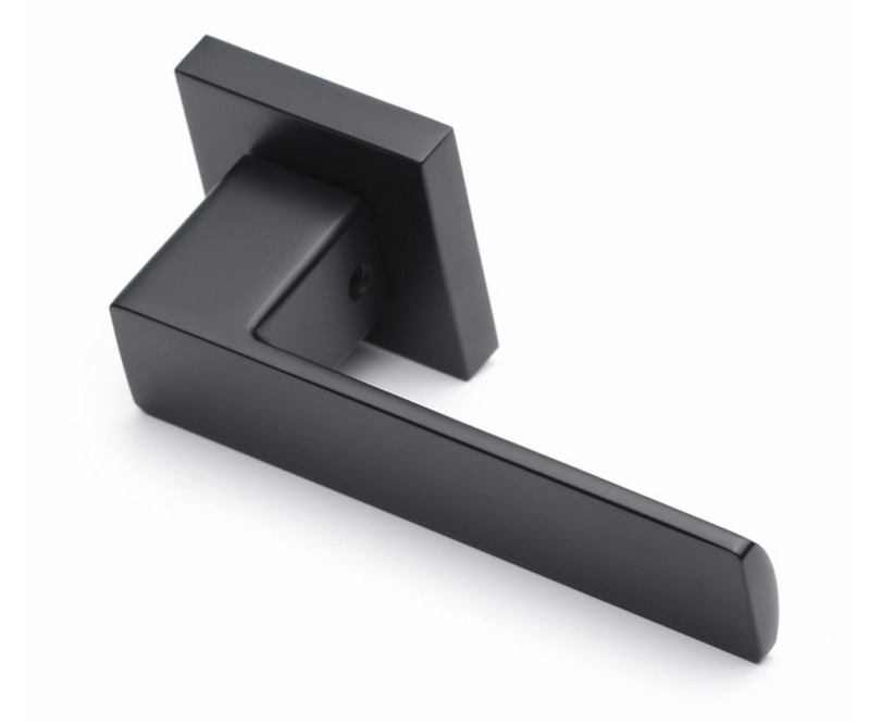 Дверные ручки могут используются для установки в металлические и межкомнатные двери. Фурнитура для межкомнатных дверей весьма разнообразна, включает в себя: ручки, защелки, фиксаторы, шпингалеты, упоры и петли. Дверные ручки могут быть на раздельной розетке и ручки на планке. Ручки на планке в современных интерьерах встречаются реже, чем ручки для межкомнатных дверей на раздельной розетке. Большое разнообразие дверных ручек на раздельном основании представлено у следующих производителей: Arni, Senat, Punto, Fuaro, Morelli, Armadillo, System, Linea Calli, Colombo,Tupai. Каждый из перечисленных производителей дверной фурнитуры изготавливает ручки на круглой или квадратной розетке. В разных сериях и коллекциях ручек  для межкомнатных дверей используют разные составы металла, начиная от алюминивой основы  и заканчивая латунью. Важно выбрать надежную ручку для врезки в межкомнатную дверь. Если дверная ручка состоит из алюминия, у нее очень слабая борозда крепления. За 50-100 нажатий крепление срезает резьбу и ручка выходить из строя. В будущем если покупатель захочет купить более качественную дверную ручку, он столкнется с проблемой ее крепления к двери. У дверных ручек на основе Zamak (цинк+алюминий+медь) точка крепления смещена на 2,5мм относительно алюминевых ручек, и стабильно работать они после установленных алюминевых ручек не могут.