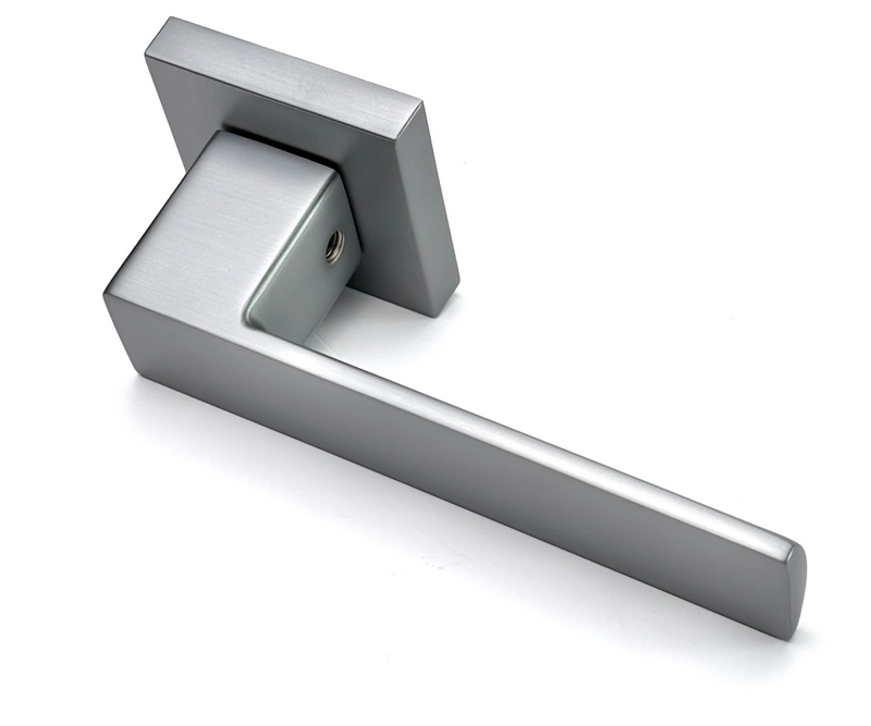 Межкомнатные ручки в зависимости от их качества обрабатываются разными способами. Бюджетные серии ручек для межкомнатных дверей обрабатываются напылением для того, что бы задать необходимый цвет и оттенок. В процессе эксплуатации финишное покрытие стирается и внешний вид дверной фурнитуры теряет привлекательный вид. Защет широкого применения дверных ручек, при покупке необходимо хорошо изучить вопрос их качества. Ручки в которых финишное покрытие нанесено  с использованием новейшей PVD-технологии прослужат максимально долго. PVD-технология позволяет обрабатывать поверхность дверной ручки не повреждая ее внутрении состав (ручка не теряет свойства упругасти и эластичности). Для более сильной фиксации нужного оттенка на поверхности дверной ручки используют цирконий и титан. Максимально качественно удается изготовить ручку с финишным покрытием хром, за счет гальванической обработки поверхности изделия не меняет цвет и оттенок в процессе эксплуатации.