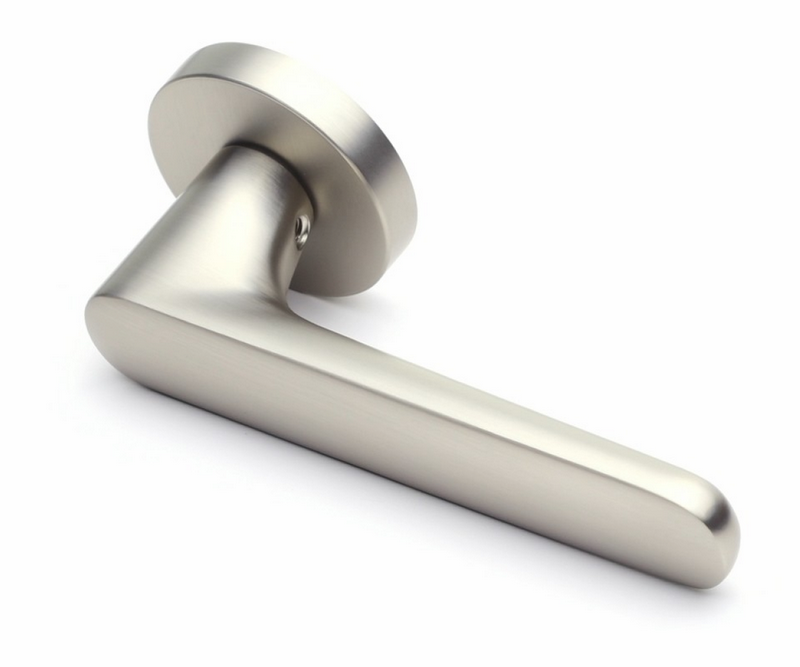 Межкомнатные ручки в зависимости от их качества обрабатываются разными способами. Бюджетные серии ручек для межкомнатных дверей обрабатываются напылением для того, что бы задать необходимый цвет и оттенок. В процессе эксплуатации финишное покрытие стирается и внешний вид дверной фурнитуры теряет привлекательный вид. Защет широкого применения дверных ручек, при покупке необходимо хорошо изучить вопрос их качества. Ручки в которых финишное покрытие нанесено  с использованием новейшей PVD-технологии прослужат максимально долго. PVD-технология позволяет обрабатывать поверхность дверной ручки не повреждая ее внутрении состав (ручка не теряет свойства упругасти и эластичности). Для более сильной фиксации нужного оттенка на поверхности дверной ручки используют цирконий и титан. Максимально качественно удается изготовить ручку с финишным покрытием хром, за счет гальванической обработки поверхности изделия не меняет цвет и оттенок в процессе эксплуатации.