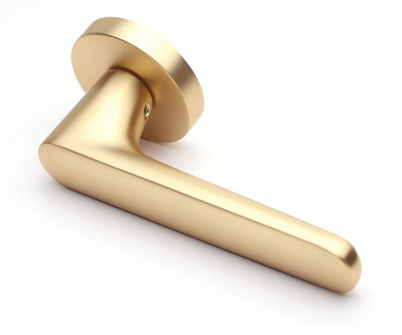 Межкомнатные ручки в зависимости от их качества обрабатываются разными способами. Бюджетные серии ручек для межкомнатных дверей обрабатываются напылением для того, что бы задать необходимый цвет и оттенок. В процессе эксплуатации финишное покрытие стирается и внешний вид дверной фурнитуры теряет привлекательный вид. Защет широкого применения дверных ручек, при покупке необходимо хорошо изучить вопрос их качества. Ручки в которых финишное покрытие нанесено  с использованием новейшей PVD-технологии прослужат максимально долго. PVD-технология позволяет обрабатывать поверхность дверной ручки не повреждая ее внутрении состав (ручка не теряет свойства упругасти и эластичности). Для более сильной фиксации нужного оттенка на поверхности дверной ручки используют цирконий и титан. Максимально качественно удается изготовить ручку с финишным покрытием хром, за счет гальванической обработки поверхности изделия не меняет цвет и оттенок в процессе эксплуатации.