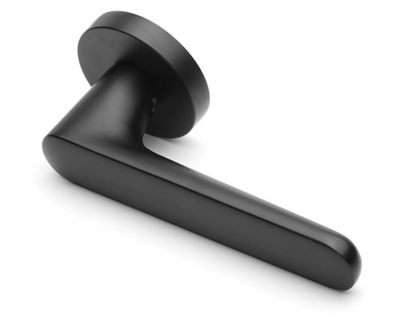 Дверные ручки могут используются для установки в металлические и межкомнатные двери. Фурнитура для межкомнатных дверей весьма разнообразна, включает в себя: ручки, защелки, фиксаторы, шпингалеты, упоры и петли. Дверные ручки могут быть на раздельной розетке и ручки на планке. Ручки на планке в современных интерьерах встречаются реже, чем ручки для межкомнатных дверей на раздельной розетке. Большое разнообразие дверных ручек на раздельном основании представлено у следующих производителей: Arni, Senat, Punto, Fuaro, Morelli, Armadillo, System, Linea Calli, Colombo,Tupai. Каждый из перечисленных производителей дверной фурнитуры изготавливает ручки на круглой или квадратной розетке. В разных сериях и коллекциях ручек  для межкомнатных дверей используют разные составы металла, начиная от алюминивой основы  и заканчивая латунью. Важно выбрать надежную ручку для врезки в межкомнатную дверь. Если дверная ручка состоит из алюминия, у нее очень слабая борозда крепления. За 50-100 нажатий крепление срезает резьбу и ручка выходить из строя. В будущем если покупатель захочет купить более качественную дверную ручку, он столкнется с проблемой ее крепления к двери. У дверных ручек на основе Zamak (цинк+алюминий+медь) точка крепления смещена на 2,5мм относительно алюминевых ручек, и стабильно работать они после установленных алюминевых ручек не могут.