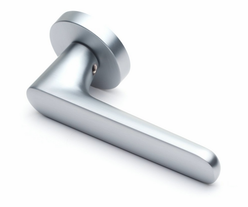 Межкомнатные ручки в зависимости от их качества обрабатываются разными способами. Бюджетные серии ручек для межкомнатных дверей обрабатываются напылением для того, что бы задать необходимый цвет и оттенок. В процессе эксплуатации финишное покрытие стирается и внешний вид дверной фурнитуры теряет привлекательный вид. Защет широкого применения дверных ручек, при покупке необходимо хорошо изучить вопрос их качества. Ручки в которых финишное покрытие нанесено  с использованием новейшей PVD-технологии прослужат максимально долго. PVD-технология позволяет обрабатывать поверхность дверной ручки не повреждая ее внутрении состав (ручка не теряет свойства упругасти и эластичности). Для более сильной фиксации нужного оттенка на поверхности дверной ручки используют цирконий и титан. Максимально качественно удается изготовить ручку с финишным покрытием хром, за счет гальванической обработки поверхности изделия не меняет цвет и оттенок в процессе эксплуатации.