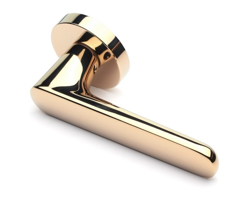 Межкомнатные ручки в зависимости от их качества обрабатываются разными способами. Бюджетные серии ручек для межкомнатных дверей обрабатываются напылением для того, что бы задать необходимый цвет и оттенок. В процессе эксплуатации финишное покрытие стирается и внешний вид дверной фурнитуры теряет привлекательный вид. Защет широкого применения дверных ручек, при покупке необходимо хорошо изучить вопрос их качества. Ручки в которых финишное покрытие нанесено  с использованием новейшей PVD-технологии прослужат максимально долго. PVD-технология позволяет обрабатывать поверхность дверной ручки не повреждая ее внутрении состав (ручка не теряет свойства упругасти и эластичности). Для более сильной фиксации нужного оттенка на поверхности дверной ручки используют цирконий и титан. Максимально качественно удается изготовить ручку с финишным покрытием хром, за счет гальванической обработки поверхности изделия не меняет цвет и оттенок в процессе эксплуатации.