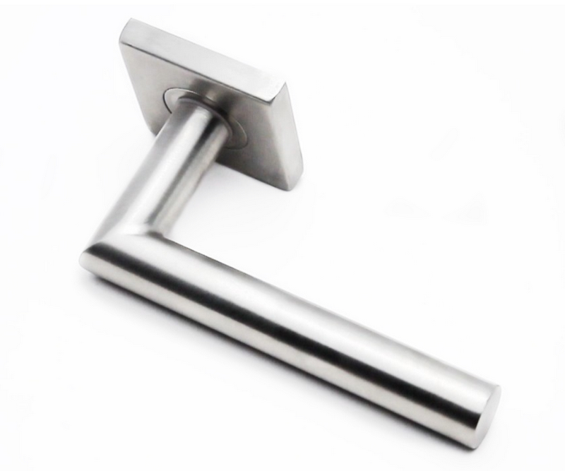 Дверные ручки могут используются для установки в металлические и межкомнатные двери. Фурнитура для межкомнатных дверей весьма разнообразна, включает в себя: ручки, защелки, фиксаторы, шпингалеты, упоры и петли. Дверные ручки могут быть на раздельной розетке и ручки на планке. Ручки на планке в современных интерьерах встречаются реже, чем ручки для межкомнатных дверей на раздельной розетке. Большое разнообразие дверных ручек на раздельном основании представлено у следующих производителей: Arni, Senat, Punto, Fuaro, Morelli, Armadillo, System, Linea Calli, Colombo,Tupai. Каждый из перечисленных производителей дверной фурнитуры изготавливает ручки на круглой или квадратной розетке. В разных сериях и коллекциях ручек  для межкомнатных дверей используют разные составы металла, начиная от алюминивой основы  и заканчивая латунью. Важно выбрать надежную ручку для врезки в межкомнатную дверь. Если дверная ручка состоит из алюминия, у нее очень слабая борозда крепления. За 50-100 нажатий крепление срезает резьбу и ручка выходить из строя. В будущем если покупатель захочет купить более качественную дверную ручку, он столкнется с проблемой ее крепления к двери. У дверных ручек на основе Zamak (цинк+алюминий+медь) точка крепления смещена на 2,5мм относительно алюминевых ручек, и стабильно работать они после установленных алюминевых ручек не могут.