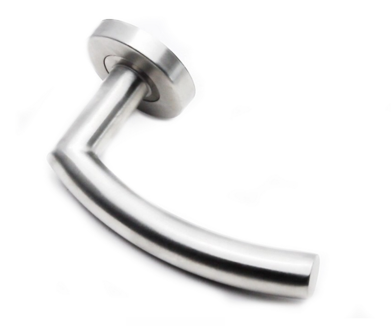 Дверные ручки могут используются для установки в металлические и межкомнатные двери. Фурнитура для межкомнатных дверей весьма разнообразна, включает в себя: ручки, защелки, фиксаторы, шпингалеты, упоры и петли. Дверные ручки могут быть на раздельной розетке и ручки на планке. Ручки на планке в современных интерьерах встречаются реже, чем ручки для межкомнатных дверей на раздельной розетке. Большое разнообразие дверных ручек на раздельном основании представлено у следующих производителей: Arni, Senat, Punto, Fuaro, Morelli, Armadillo, System, Linea Calli, Colombo,Tupai. Каждый из перечисленных производителей дверной фурнитуры изготавливает ручки на круглой или квадратной розетке. В разных сериях и коллекциях ручек  для межкомнатных дверей используют разные составы металла, начиная от алюминивой основы  и заканчивая латунью. Важно выбрать надежную ручку для врезки в межкомнатную дверь. Если дверная ручка состоит из алюминия, у нее очень слабая борозда крепления. За 50-100 нажатий крепление срезает резьбу и ручка выходить из строя. В будущем если покупатель захочет купить более качественную дверную ручку, он столкнется с проблемой ее крепления к двери. У дверных ручек на основе Zamak (цинк+алюминий+медь) точка крепления смещена на 2,5мм относительно алюминевых ручек, и стабильно работать они после установленных алюминевых ручек не могут.