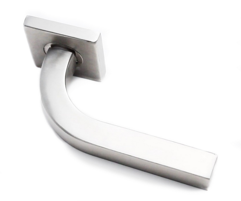 Дверные ручки могут используются для установки в металлические и межкомнатные двери. Фурнитура для межкомнатных дверей весьма разнообразна, включает в себя: ручки, защелки, фиксаторы, шпингалеты, упоры и петли. Дверные ручки могут быть на раздельной розетке и ручки на планке. Ручки на планке в современных интерьерах встречаются реже, чем ручки для межкомнатных дверей на раздельной розетке. Большое разнообразие дверных ручек на раздельном основании представлено у следующих производителей: Arni, Senat, Punto, Fuaro, Morelli, Armadillo, System, Linea Calli, Colombo,Tupai. Каждый из перечисленных производителей дверной фурнитуры изготавливает ручки на круглой или квадратной розетке. В разных сериях и коллекциях ручек  для межкомнатных дверей используют разные составы металла, начиная от алюминивой основы  и заканчивая латунью. Важно выбрать надежную ручку для врезки в межкомнатную дверь. Если дверная ручка состоит из алюминия, у нее очень слабая борозда крепления. За 50-100 нажатий крепление срезает резьбу и ручка выходить из строя. В будущем если покупатель захочет купить более качественную дверную ручку, он столкнется с проблемой ее крепления к двери. У дверных ручек на основе Zamak (цинк+алюминий+медь) точка крепления смещена на 2,5мм относительно алюминевых ручек, и стабильно работать они после установленных алюминевых ручек не могут.