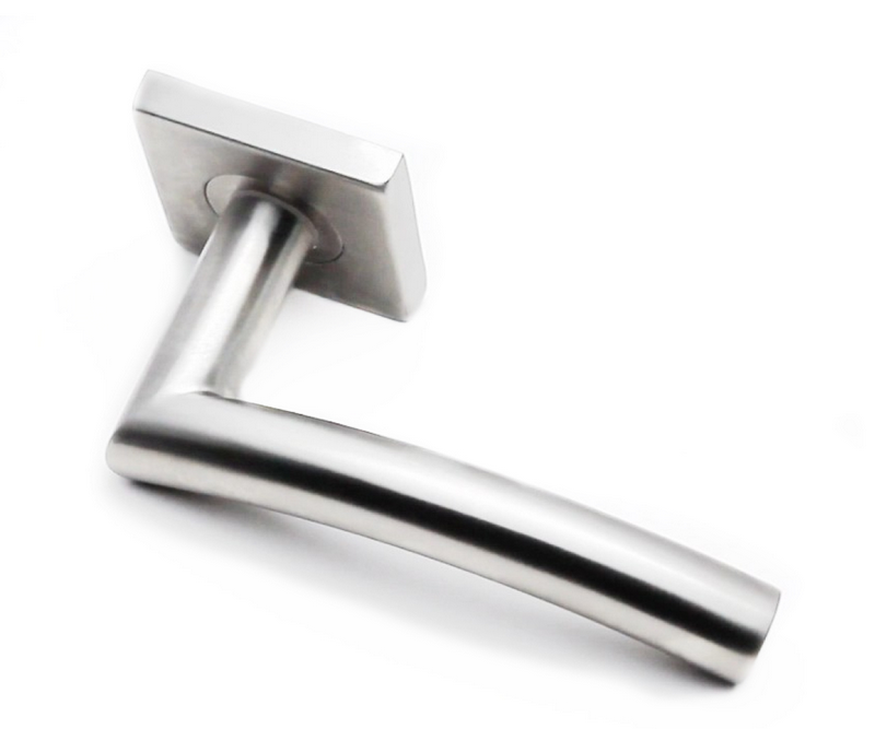 Дверные ручки могут используются для установки в металлические и межкомнатные двери. Фурнитура для межкомнатных дверей весьма разнообразна, включает в себя: ручки, защелки, фиксаторы, шпингалеты, упоры и петли. Дверные ручки могут быть на раздельной розетке и ручки на планке. Ручки на планке в современных интерьерах встречаются реже, чем ручки для межкомнатных дверей на раздельной розетке. Большое разнообразие дверных ручек на раздельном основании представлено у следующих производителей: Arni, Senat, Punto, Fuaro, Morelli, Armadillo, System, Linea Calli, Colombo,Tupai. Каждый из перечисленных производителей дверной фурнитуры изготавливает ручки на круглой или квадратной розетке. В разных сериях и коллекциях ручек  для межкомнатных дверей используют разные составы металла, начиная от алюминивой основы  и заканчивая латунью. Важно выбрать надежную ручку для врезки в межкомнатную дверь. Если дверная ручка состоит из алюминия, у нее очень слабая борозда крепления. За 50-100 нажатий крепление срезает резьбу и ручка выходить из строя. В будущем если покупатель захочет купить более качественную дверную ручку, он столкнется с проблемой ее крепления к двери. У дверных ручек на основе Zamak (цинк+алюминий+медь) точка крепления смещена на 2,5мм относительно алюминевых ручек, и стабильно работать они после установленных алюминевых ручек не могут.