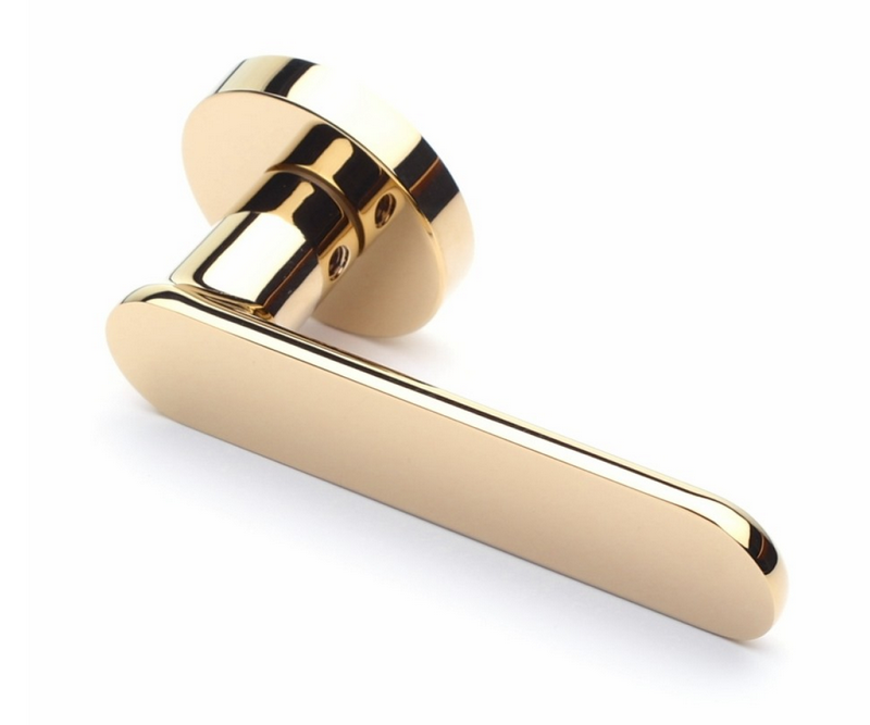 Межкомнатные ручки в зависимости от их качества обрабатываются разными способами. Бюджетные серии ручек для межкомнатных дверей обрабатываются напылением для того, что бы задать необходимый цвет и оттенок. В процессе эксплуатации финишное покрытие стирается и внешний вид дверной фурнитуры теряет привлекательный вид. Защет широкого применения дверных ручек, при покупке необходимо хорошо изучить вопрос их качества. Ручки в которых финишное покрытие нанесено  с использованием новейшей PVD-технологии прослужат максимально долго. PVD-технология позволяет обрабатывать поверхность дверной ручки не повреждая ее внутрении состав (ручка не теряет свойства упругасти и эластичности). Для более сильной фиксации нужного оттенка на поверхности дверной ручки используют цирконий и титан. Максимально качественно удается изготовить ручку с финишным покрытием хром, за счет гальванической обработки поверхности изделия не меняет цвет и оттенок в процессе эксплуатации.