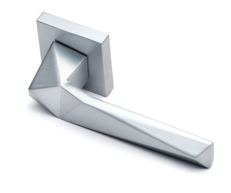 Межкомнатные ручки в зависимости от их качества обрабатываются разными способами. Бюджетные серии ручек для межкомнатных дверей обрабатываются напылением для того, что бы задать необходимый цвет и оттенок. В процессе эксплуатации финишное покрытие стирается и внешний вид дверной фурнитуры теряет привлекательный вид. Защет широкого применения дверных ручек, при покупке необходимо хорошо изучить вопрос их качества. Ручки в которых финишное покрытие нанесено  с использованием новейшей PVD-технологии прослужат максимально долго. PVD-технология позволяет обрабатывать поверхность дверной ручки не повреждая ее внутрении состав (ручка не теряет свойства упругасти и эластичности). Для более сильной фиксации нужного оттенка на поверхности дверной ручки используют цирконий и титан. Максимально качественно удается изготовить ручку с финишным покрытием хром, за счет гальванической обработки поверхности изделия не меняет цвет и оттенок в процессе эксплуатации.