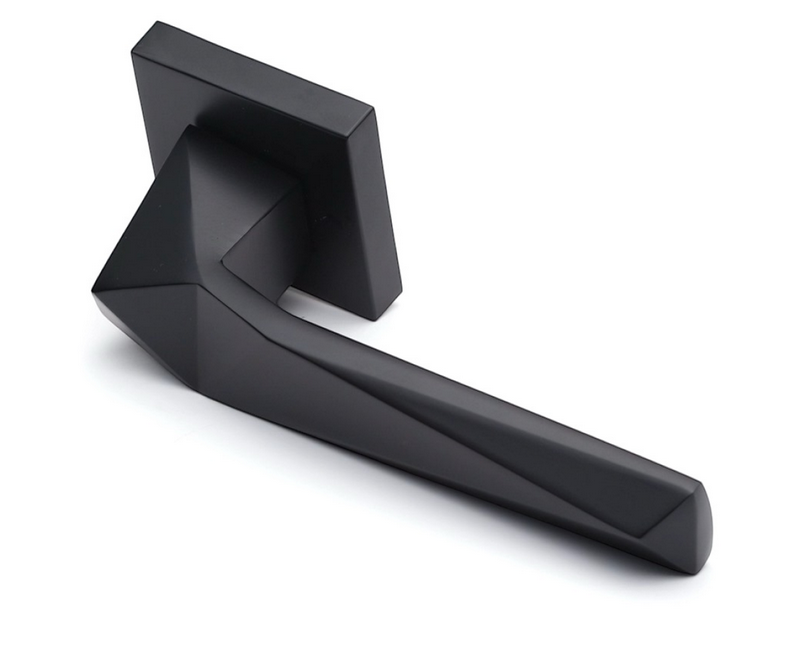 Дверные ручки могут используются для установки в металлические и межкомнатные двери. Фурнитура для межкомнатных дверей весьма разнообразна, включает в себя: ручки, защелки, фиксаторы, шпингалеты, упоры и петли. Дверные ручки могут быть на раздельной розетке и ручки на планке. Ручки на планке в современных интерьерах встречаются реже, чем ручки для межкомнатных дверей на раздельной розетке. Большое разнообразие дверных ручек на раздельном основании представлено у следующих производителей: Arni, Senat, Punto, Fuaro, Morelli, Armadillo, System, Linea Calli, Colombo,Tupai. Каждый из перечисленных производителей дверной фурнитуры изготавливает ручки на круглой или квадратной розетке. В разных сериях и коллекциях ручек  для межкомнатных дверей используют разные составы металла, начиная от алюминивой основы  и заканчивая латунью. Важно выбрать надежную ручку для врезки в межкомнатную дверь. Если дверная ручка состоит из алюминия, у нее очень слабая борозда крепления. За 50-100 нажатий крепление срезает резьбу и ручка выходить из строя. В будущем если покупатель захочет купить более качественную дверную ручку, он столкнется с проблемой ее крепления к двери. У дверных ручек на основе Zamak (цинк+алюминий+медь) точка крепления смещена на 2,5мм относительно алюминевых ручек, и стабильно работать они после установленных алюминевых ручек не могут.