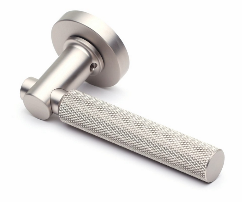 Межкомнатные ручки в зависимости от их качества обрабатываются разными способами. Бюджетные серии ручек для межкомнатных дверей обрабатываются напылением для того, что бы задать необходимый цвет и оттенок. В процессе эксплуатации финишное покрытие стирается и внешний вид дверной фурнитуры теряет привлекательный вид. Защет широкого применения дверных ручек, при покупке необходимо хорошо изучить вопрос их качества. Ручки в которых финишное покрытие нанесено  с использованием новейшей PVD-технологии прослужат максимально долго. PVD-технология позволяет обрабатывать поверхность дверной ручки не повреждая ее внутрении состав (ручка не теряет свойства упругасти и эластичности). Для более сильной фиксации нужного оттенка на поверхности дверной ручки используют цирконий и титан. Максимально качественно удается изготовить ручку с финишным покрытием хром, за счет гальванической обработки поверхности изделия не меняет цвет и оттенок в процессе эксплуатации.