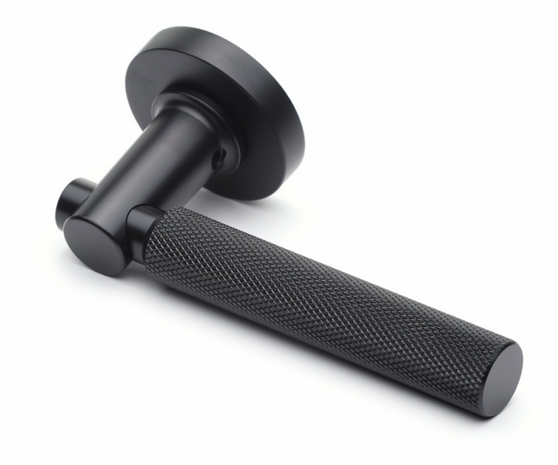 Дверные ручки могут используются для установки в металлические и межкомнатные двери. Фурнитура для межкомнатных дверей весьма разнообразна, включает в себя: ручки, защелки, фиксаторы, шпингалеты, упоры и петли. Дверные ручки могут быть на раздельной розетке и ручки на планке. Ручки на планке в современных интерьерах встречаются реже, чем ручки для межкомнатных дверей на раздельной розетке. Большое разнообразие дверных ручек на раздельном основании представлено у следующих производителей: Arni, Senat, Punto, Fuaro, Morelli, Armadillo, System, Linea Calli, Colombo,Tupai. Каждый из перечисленных производителей дверной фурнитуры изготавливает ручки на круглой или квадратной розетке. В разных сериях и коллекциях ручек  для межкомнатных дверей используют разные составы металла, начиная от алюминивой основы  и заканчивая латунью. Важно выбрать надежную ручку для врезки в межкомнатную дверь. Если дверная ручка состоит из алюминия, у нее очень слабая борозда крепления. За 50-100 нажатий крепление срезает резьбу и ручка выходить из строя. В будущем если покупатель захочет купить более качественную дверную ручку, он столкнется с проблемой ее крепления к двери. У дверных ручек на основе Zamak (цинк+алюминий+медь) точка крепления смещена на 2,5мм относительно алюминевых ручек, и стабильно работать они после установленных алюминевых ручек не могут.