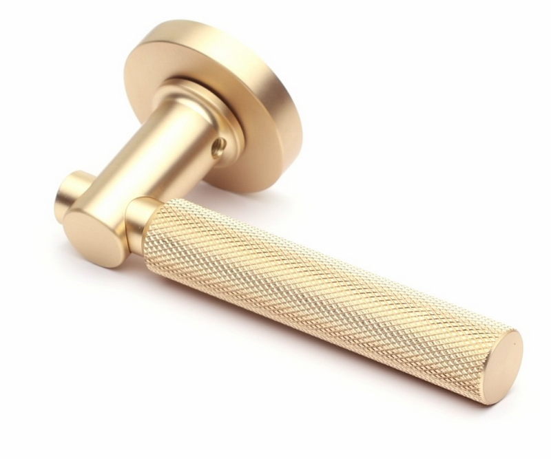 Межкомнатные ручки в зависимости от их качества обрабатываются разными способами. Бюджетные серии ручек для межкомнатных дверей обрабатываются напылением для того, что бы задать необходимый цвет и оттенок. В процессе эксплуатации финишное покрытие стирается и внешний вид дверной фурнитуры теряет привлекательный вид. Защет широкого применения дверных ручек, при покупке необходимо хорошо изучить вопрос их качества. Ручки в которых финишное покрытие нанесено  с использованием новейшей PVD-технологии прослужат максимально долго. PVD-технология позволяет обрабатывать поверхность дверной ручки не повреждая ее внутрении состав (ручка не теряет свойства упругасти и эластичности). Для более сильной фиксации нужного оттенка на поверхности дверной ручки используют цирконий и титан. Максимально качественно удается изготовить ручку с финишным покрытием хром, за счет гальванической обработки поверхности изделия не меняет цвет и оттенок в процессе эксплуатации.