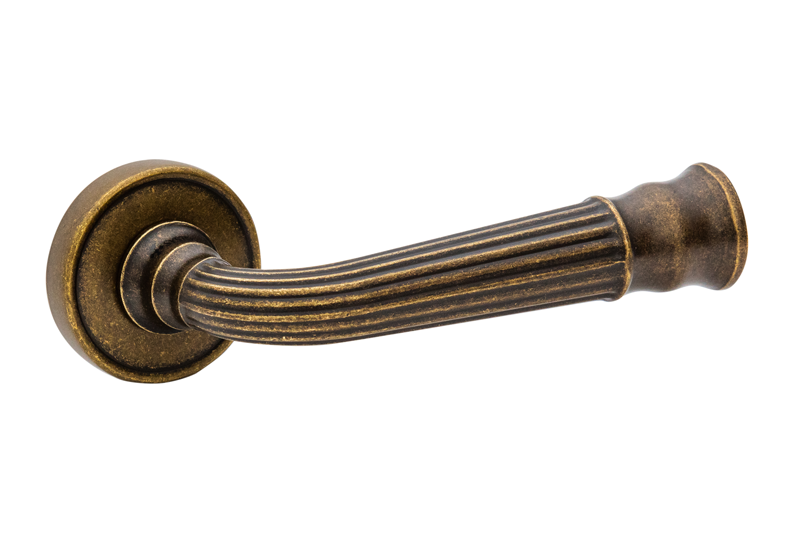 Дверные ручки могут используются для установки в металлические и межкомнатные двери. Фурнитура для межкомнатных дверей весьма разнообразна, включает в себя: ручки, защелки, фиксаторы, шпингалеты, упоры и петли. Дверные ручки могут быть на раздельной розетке и ручки на планке. Ручки на планке в современных интерьерах встречаются реже, чем ручки для межкомнатных дверей на раздельной розетке. Большое разнообразие дверных ручек на раздельном основании представлено у следующих производителей: Arni, Senat, Punto, Fuaro, Morelli, Armadillo, System, Linea Calli, Colombo,Tupai. Каждый из перечисленных производителей дверной фурнитуры изготавливает ручки на круглой или квадратной розетке. В разных сериях и коллекциях ручек  для межкомнатных дверей используют разные составы металла, начиная от алюминиевой основы  и заканчивая латунью. Важно выбрать надежную ручку для врезки в межкомнатную дверь. Если дверная ручка состоит из алюминия, у нее очень слабая борозда крепления. За 50-100 нажатий крепление срезает резьбу и ручка выходить из строя. В будущем если покупатель захочет купить более качественную дверную ручку, он столкнется с проблемой ее крепления к двери. У дверных ручек на основе Zamak (цинк+алюминий+медь) точка крепления смещена на 2,5мм относительно алюминевых ручек, и стабильно работать они после установленных алюминиевых ручек не могут.