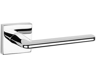 Дверные ручки могут используются для установки в металлические и межкомнатные двери. Фурнитура для межкомнатных дверей весьма разнообразна, включает в себя: ручки, защелки, фиксаторы, шпингалеты, упоры и петли. Дверные ручки могут быть на раздельной розетке и ручки на планке. Ручки на планке в современных интерьерах встречаются реже, чем ручки для межкомнатных дверей на раздельной розетке. Большое разнообразие дверных ручек на раздельном основании представлено у следующих производителей: Arni, Senat, Punto, Fuaro, Morelli, Armadillo, System, Linea Calli, Colombo,Tupai. Каждый из перечисленных производителей дверной фурнитуры изготавливает ручки на круглой или квадратной розетке. В разных сериях и коллекциях ручек  для межкомнатных дверей используют разные составы металла, начиная от алюминивой основы  и заканчивая латунью. Важно выбрать надежную ручку для врезки в межкомнатную дверь. Если дверная ручка состоит из алюминия, у нее очень слабая борозда крепления. За 50-100 нажатий крепление срезает резьбу и ручка выходить из строя. В будущем если покупатель захочет купить более качественную дверную ручку, он столкнется с проблемой ее крепления к двери. У дверных ручек на основе Zamak (цинк+алюминий+медь) точка крепления смещена на 2,5мм относительно алюминевых ручек, и стабильно работать они после установленных алюминевых ручек не могут. Межкомнатные ручки в зависимости от их качества обрабатываются разными способами. Бюджетные серии ручек для межкомнатных дверей обрабатываются напылением для того, что бы задать необходимый цвет и оттенок. В процессе эксплуатации финишное покрытие стирается и внешний вид дверной фурнитуры теряет привлекательный вид. Защет широкого применения дверных ручек, при покупке необходимо хорошо изучить вопрос их качества. Ручки в которых финишное покрытие нанесено  с использованием новейшей PVD-технологии прослужат максимально долго. PVD-технология позволяет обрабатывать поверхность дверной ручки не повреждая ее внутрении состав (ручка не теряет свойства упругасти и эластичности). Для более сильной фиксации нужного оттенка на поверхности дверной ручки используют цирконий и титан. Максимально качественно удается изготовить ручку с финишным покрытием хром, за счет гальванической обработки поверхности изделия не меняет цвет и оттенок в процессе эксплуатации. В премиальной линейке дверных ручек у производителей Tupai, Morelli, System, Armadillo, Linea Calli, Colombo используется 7 слоев финишного покрытия. Производитель дверных ручек  Armadillo выпустил 3 коллекции ручке: Legend, Classic и Urban. В серию Legend входит дверная фурнитура в современном стиле, встречаются ручки на круглой и квадратной розетке. Ценовая политика в данной серии максимально доступна для покупок средне-статистического жителя города. Такие ручки встречаются во многих интерьера квартир, офисов и частных домов. Серия дверной фурнитуры Classic пользуется спросом у более старшего по возрасту покупателя. Различное сочетание цвета начиная от оттенка серебра и заканчивая полированным золотом является прекрасным дополнением в классическом интерьере. Современная молодежь, бизнесмены в возрасте до 30 лет не редко останавливают свой взор на коллекции дверных ручек Urban. В этой серии сочетаются китайские иероглифы на плоской основе дверной ручки, а также найден компромисс между объединением стальной основой ручки и вставками из натурального дерева.  Дверная фурнитура Morelli производится в многих странах мира, начиная от Италии заканчивая Китаем. Большое разнообразие серий и коллекций дверной фурнитуры Morelli позволяет найти покупателя, который ориентирован на цену или на качество. Китайский производитель фурнитуры для межкомнатных дверей Fuaro стал очень популярен в последние два года. Недорогая стоимость изделий делает товар максимально доступным для массового покупателя. В коллекциях дверной фурнитуры Fuaro можно найти как современные, так и классические ручки. Если необходимо купить совсем недорогие (дешевые) ручки, стоит обратить внимание на производителя Arni, Senat или Punto. Товар отличатся качеством, конечно, не будет, но зато очень интересен в финансовом плане.